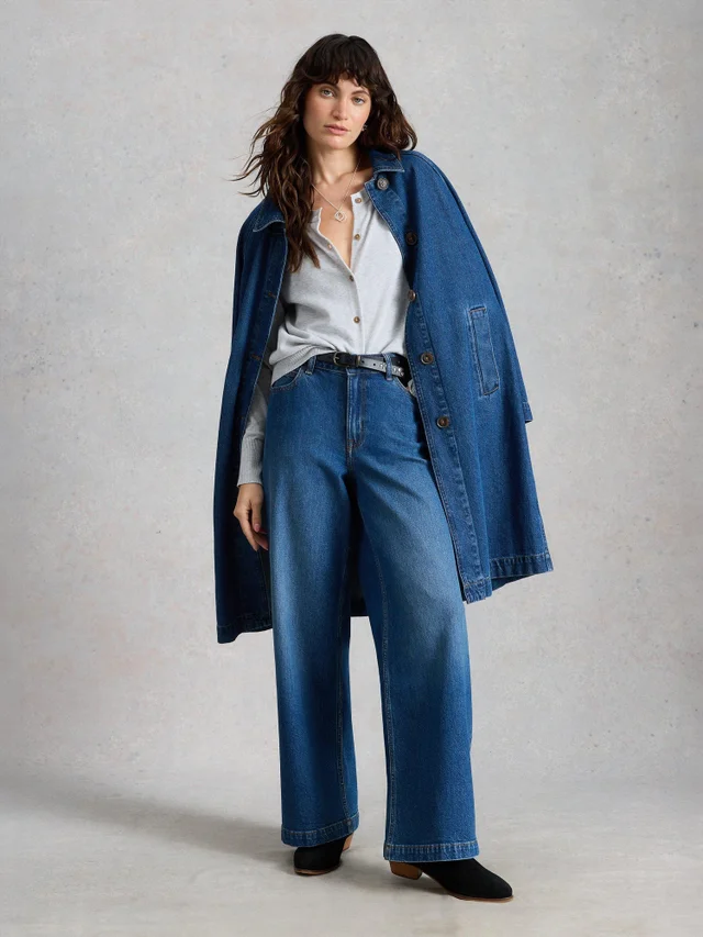 Ayla mit weitem Bein