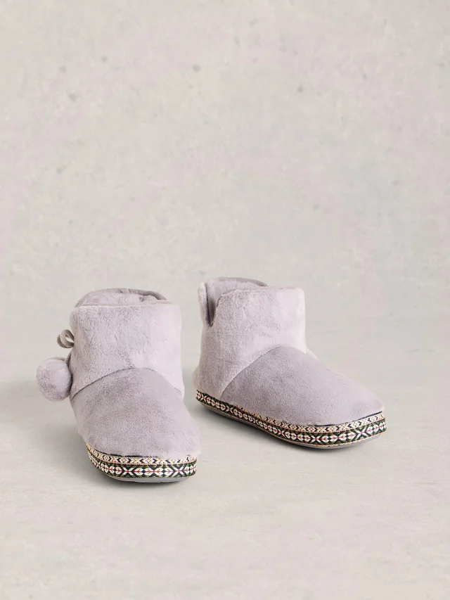 Hausschuhe aus Webpelz