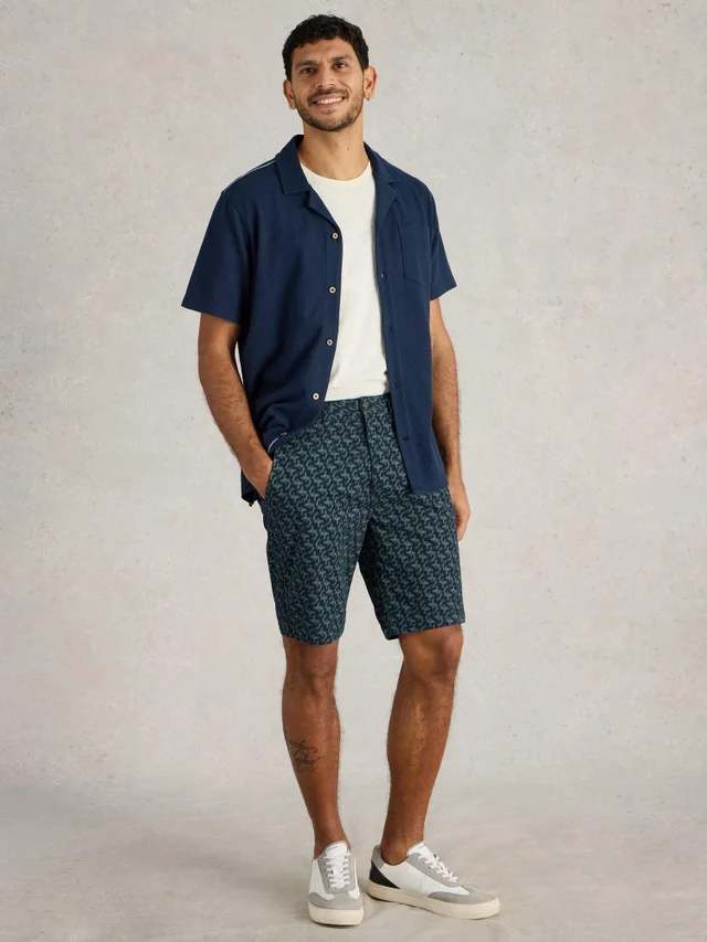 Chinoshorts mit Fischprint