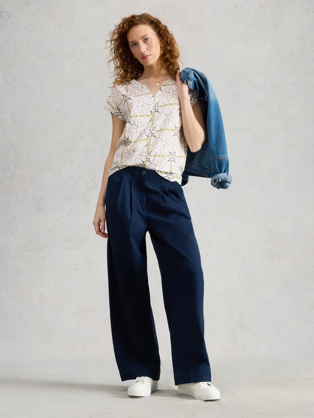 T-Shirt Nelly mit Keilausschnitt