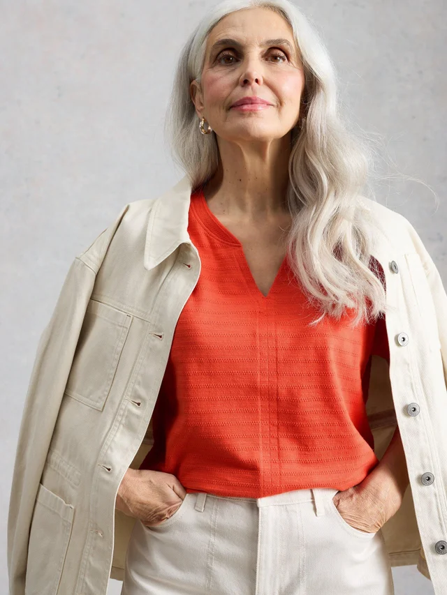 T-Shirt Nelly mit Keilausschnitt