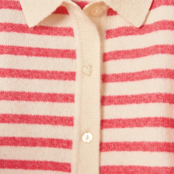 Nahaufnahme eines weißen, gestrickten Pullovers aus flauschigem Stoff in Pink und Nude