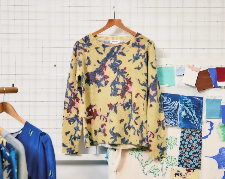 Gelber Pullover mit blauem und pinkfarbenem Cyanotypie-Druck
