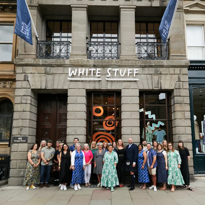 Mitarbeitende von White Stuff vor dem White Stuff Büro. Uns gibt es (fast) überall