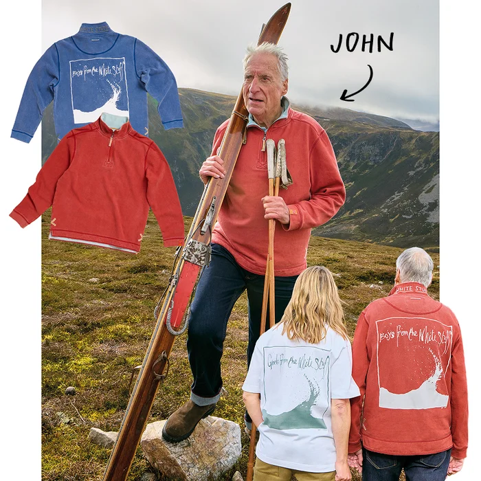 John trägt unsere neuaufgelegten 'Boys from the White Stuff'-Sweatshirts.