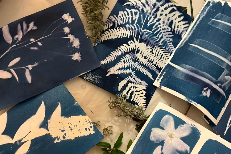 Blau-weißes Blumenmuster